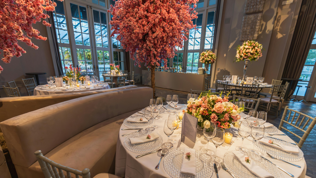 The Role of Fresh Flowers in Restaurant Interiors – Orchid Republic ...