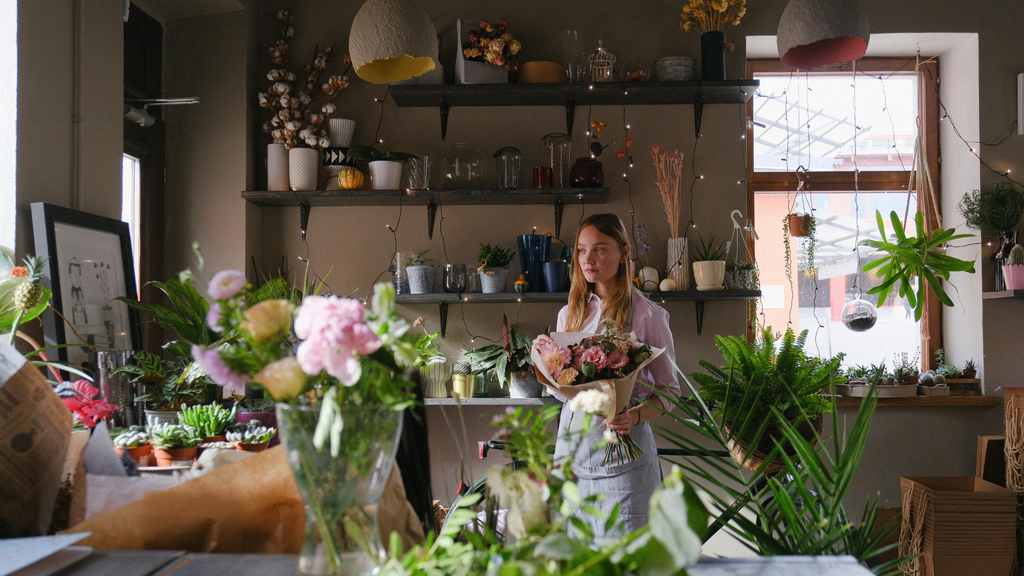 Why Designer’s Choice Flower Arrangements Make a Perfect Gift
