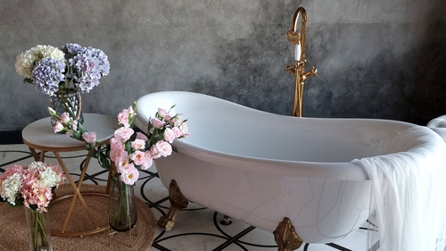 How to Upgrade your Bathroom with Flowers and Plants